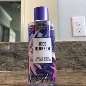 PINK Iced Blossom Body Mist